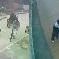 Captura de video de cámara de seguridad muestra el momento del atraco en el barrio España.