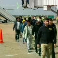 Los bolivianos llegan al aeropuerto de Santa Cruz.