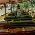 Personal de la Cruz Roja traslada el cuerpo de una víctima del ébola en Congo.