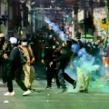 Manifestantes se enfrentaron con la Policía durante una protesta para exigir la renuncia del presidente Rodrigo Paz, en La Pa