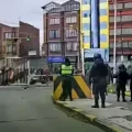 Manifestantes reinstalan un bloqueo en el aeropuerto de El Alto. Foto: Captura de video