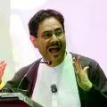 Iván Cepeda, candidato del Pacto Histórico, habla durante un evento en Bogotá.