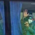 Un pasajero saluda desde un autobús tras desembarcar del crucero MV Hondius, afectado por el hantavirus, en Tenerife, Islas C