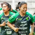 Las futbolistas bolivianas durante un entrenamiento con la Verde.