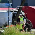 El minibús yacía de lado tras el impacto con el tren en Buggenhout.