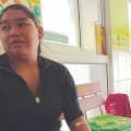 Briana Méndez, madre de Sheila, permanece en el pasillo de espera. Ayer donó sangre para su hija.