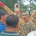 Dirigentes cocaleros de la Central Ibuelo conversan con un oficial militar en el ingreso a la Novena División.