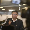 El senador suplente Nilton Condori reapareció este lunes en la Asamblea.