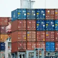 Un contenedor es cargado en un buque de carga en el puerto de Tianjin, en China, en agosto de 2010