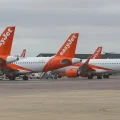 Aviones de EasyJet estacionados en la pista del aeropuerto de Luton, en Bedfordshire, Inglaterra, en marzo de 2020