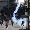 Manifestantes se enfrentan con integrantes de la Policía de Bolivia en La Paz.
