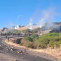 Policías resguardan la carretera, mientras movilizados lanzan piedras y dinamita