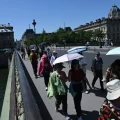 Turistas con sombrillas en París durante la ola de calor.