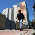 Una iraní camina en Teherán con un mural antiestadounidense de fondo.