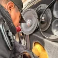 FELCN encuentra más de 100 paquetes de droga escondidos en un auto