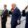 Trump llega al aeropuerto de Hagerstown de camino a Camp David, en junio pasado.