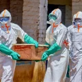 Personal de la Cruz Roja traslada el ataúd de una persona que murió por ébola en el Congo.
