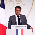 El presidente francés, Emmanuel Macron, pronuncia un discurso durante una reunión con el equipo francés de electrificación.