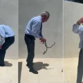 Robert Kennedy Jr., secretario de Salud de Trump, peleando con dos serpientes.