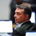 El senador brasileño Flávio Bolsonaro alardeaba hace un año de la conexión de su familia con el presidente de Estados Unidos,