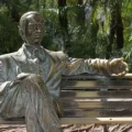 En la Fexpocruz, la estatua de Raúl Otero Reiche recibirá a los visitantes a la Feria del Libro