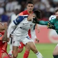 Gabriel Villamil de Liga de Quito disputa el balón con el arquero Alain Baroja de Always en el estadio Rodrigo Paz Delgado de
