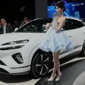 Una modelo posa junto al Sea Lion 06 DM-i de BYD en el salón del automóvil de Shanghái, el miércoles 23 de abril de 2025.