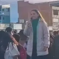 La diputada argentina de izquierda Mercedes Trimarchi participó en un cabildo en Senkata.