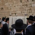 Judíos ultraortodoxos participan en una bendición durante la festividad de la Pascua judía en el Muro de los Lamentos, Jerusa
