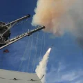 El destructor USS Thomas Hudner dispara un misil de ataque terrestre Tomahawk en apoyo de la Operación Furia Épica durante la