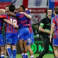 Festejo de los jugadores del equipo inglés luego de pitazo final.