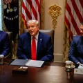 Marco Rubio, Donald Trump y Pete Hegseth durante una reunión de gabinete en la Casa Blanca.