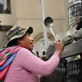Mujeres aymaras participan en una protesta con motivo del Día de la Madre en Bolivia, exigiendo la renuncia del presidente bo