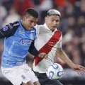 Maximiliano Salas de River disputa el balón con Julio Vila de Blooming.