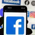 El logotipo de Facebook se ve en un teléfono móvil en Boston, Estados Unidos, el 14 de octubre de 2022.