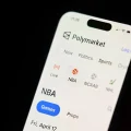 Un teléfono muestra operaciones deportivas en Polymarket el jueves 16 de abril de 2026 en Portland, Oregón.