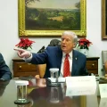 Michael Dell, consejero delegado de Dell, izquierda, y Arvind Krishna, de IBM, derecha, mientras Donald Trump habla en la Cas