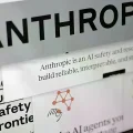 Páginas del sitio web de Anthropic y el logotipo de la empresa en una pantalla en Nueva York.