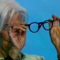 La presidenta del BCE Christine Lagarde se ajusta las gafas durante una rueda de prensa tras una reunión del Consejo de Gobie