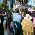 Personal de la Defensoría en contacto con un grupo de personas, en La Paz.