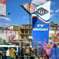 Extensas columnas de motorizados y filas de personas con bidones para comprar gasolina en La Paz.