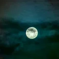 Foto de archivo de una superluna azul sobre la ciudad holandesa de Nimega en 2023.