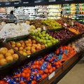 Clientes realizan compras en un supermercado en Schaumburg, Illinois, el jueves 14 de mayo de 2026.