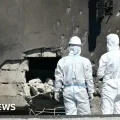El agujero causado por el dron en el techo del edificio, cubierto con plástico.