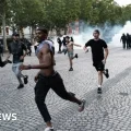Bengalas encendidas en el centro de París tras la victoria del PSG contra el Arsenal