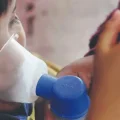Algunos niños requieren nebulización para abrir las vías respiratorias. Autoridades piden atención inmediata para evitar comp