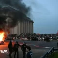 Agentes de policía lanzan gases lacrimógenos en enfrentamientos con aficionados del PSG en París.