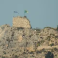 La bandera de Israel flamea sobre el castillo de Beaufort tras una nueva avanzada sobre territorio de Líbano.