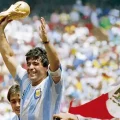 Diego Armando Maradona levanta la Copa del Mundo en 1986.