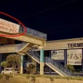 La pancarta colgada en la pasarela, en Sacaba, con un mensaje dirigido a Evo Morales